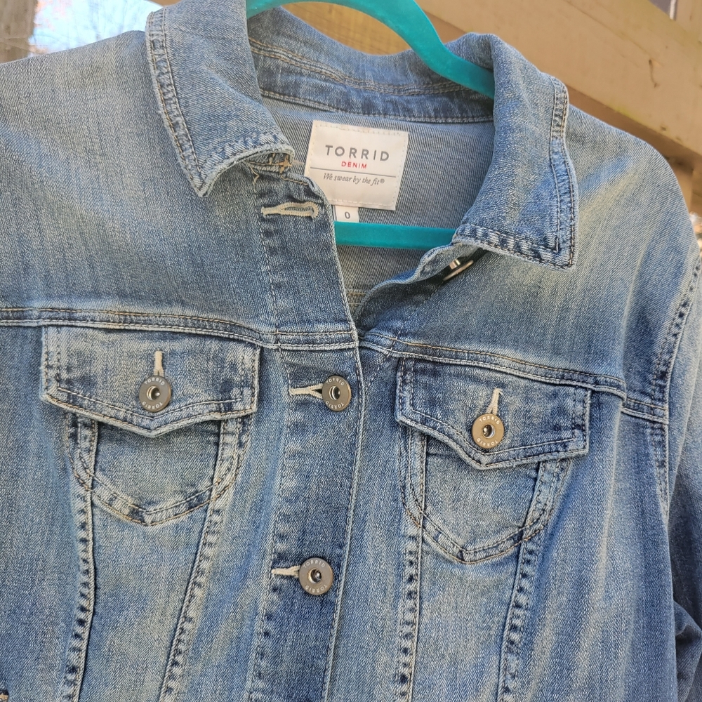 Torrid DENIM TRUCKER JACKET Light Blue Wash 0X - Picture 9 of 12